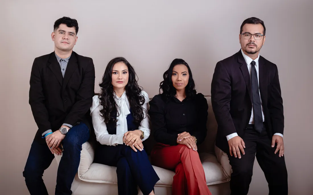 Equipe do escritório Déborah Aquino Advogados Associados reunida em retrato profissional